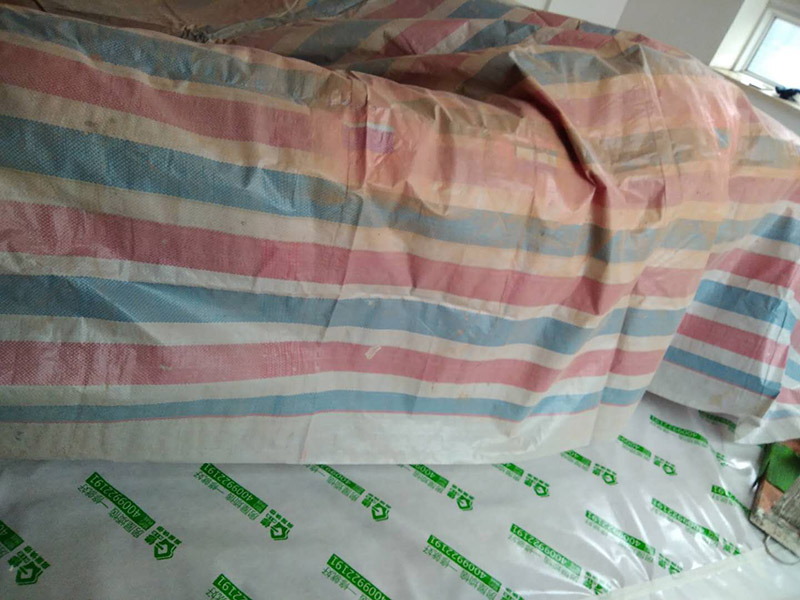 刷漆成品保護：在進行墻面漆涂刷之前，需要先對施工區(qū)域進行清理，如果家具、電器等物件最好搬移到別的地方。如果搬移不了的話，需要進行成品保護，因為在施工過程中，難免會出現(xiàn)油漆掉落現(xiàn)象，這樣很容易造成污染，影響使用的美觀性。還需要進行墻面的全面檢查，看看基層是否牢固平整。如果是舊墻出現(xiàn)漆膜脫落、開裂，需要先進行鏟墻皮或者使用石膏來進行裂縫的修補處理。做到墻面無灰塵、雜物，平整，再使用界面劑進行墻面的涂刷，施工應細致均勻。