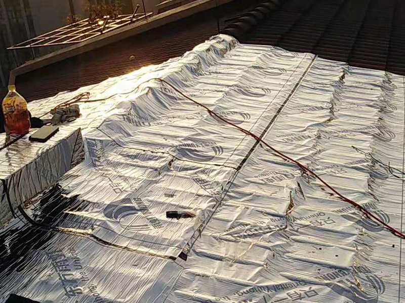 屋頂防水案例：1．在干燥基面上施工防水涂料前應(yīng)先濕潤(rùn)基面至無明水為準(zhǔn)，若基面潮濕但無明水可直接施工。 2．按配比先將防水漿料乳液倒入拌料桶中，然后再將粉料倒入，充分?jǐn)嚢柚辆鶆颉o料粒糊狀，靜置十分鐘后再攪拌一下，效果更佳。 3．用毛刷或滾刷直接將膠漿涂刷在基面上，待第一層完全干透后（約2小時(shí)或手擦不粘為準(zhǔn)），再涂刷第二遍，兩遍的涂刷方向應(yīng)交錯(cuò)。 4．在操作進(jìn)程中應(yīng)保持間斷性攪拌以防止膠漿沉淀。 5．待防水層完全干固后，方可在其上面做砂漿保護(hù)層或其它覆蓋層。