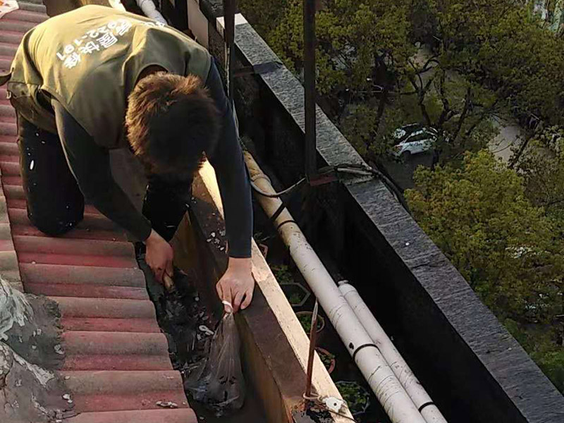 屋頂防水案例：1．在干燥基面上施工防水涂料前應(yīng)先濕潤(rùn)基面至無明水為準(zhǔn)，若基面潮濕但無明水可直接施工。 2．按配比先將防水漿料乳液倒入拌料桶中，然后再將粉料倒入，充分?jǐn)嚢柚辆鶆颉o料粒糊狀，靜置十分鐘后再攪拌一下，效果更佳。 3．用毛刷或滾刷直接將膠漿涂刷在基面上，待第一層完全干透后（約2小時(shí)或手擦不粘為準(zhǔn)），再涂刷第二遍，兩遍的涂刷方向應(yīng)交錯(cuò)。 4．在操作進(jìn)程中應(yīng)保持間斷性攪拌以防止膠漿沉淀。 5．待防水層完全干固后，方可在其上面做砂漿保護(hù)層或其它覆蓋層。