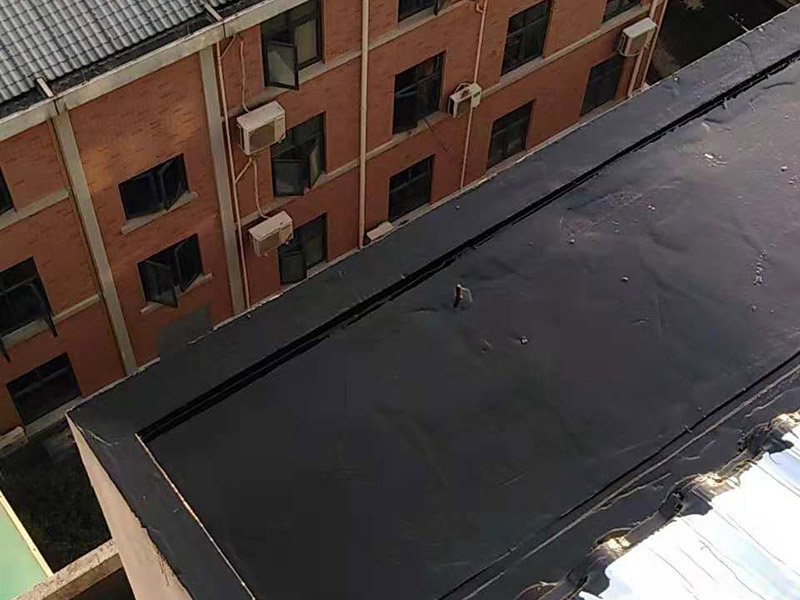 屋頂防水案例：1．在干燥基面上施工防水涂料前應(yīng)先濕潤(rùn)基面至無明水為準(zhǔn)，若基面潮濕但無明水可直接施工。 2．按配比先將防水漿料乳液倒入拌料桶中，然后再將粉料倒入，充分?jǐn)嚢柚辆鶆?、無料粒糊狀，靜置十分鐘后再攪拌一下，效果更佳。 3．用毛刷或滾刷直接將膠漿涂刷在基面上，待第一層完全干透后（約2小時(shí)或手擦不粘為準(zhǔn)），再涂刷第二遍，兩遍的涂刷方向應(yīng)交錯(cuò)。 4．在操作進(jìn)程中應(yīng)保持間斷性攪拌以防止膠漿沉淀。 5．待防水層完全干固后，方可在其上面做砂漿保護(hù)層或其它覆蓋層。