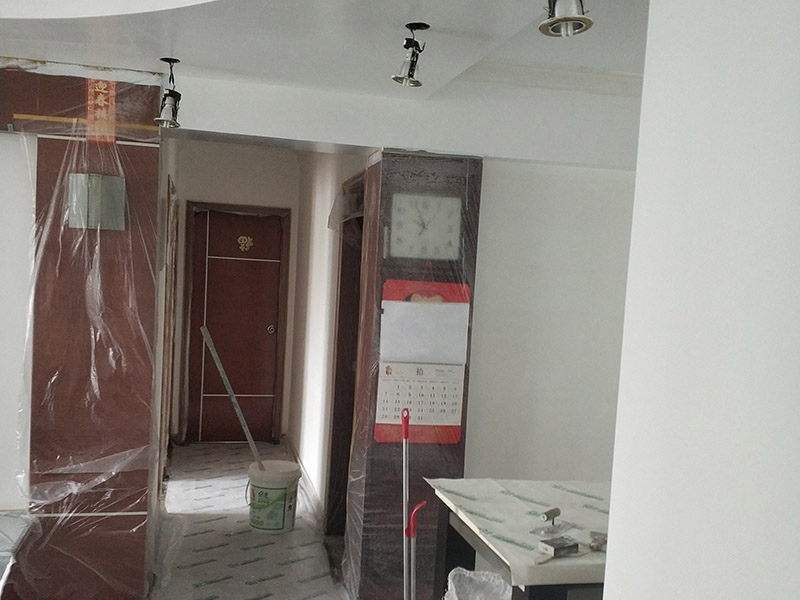 墻面翻新，地面保護(hù)：為了避免施工中磕碰到業(yè)主的家俱等物件，特地將這些物件搬到房屋中間。很快房間內(nèi)可以搬動的物件，就都搬到了房屋的中間位置。為了避免涂料意外滴上，包上了保護(hù)膜。在鏟除舊墻面時還會留心用小托盤接住，以免弄臟業(yè)主家的地面。將踢腳線等與墻面接觸的位置及地面做好遮蔽，以免將涂料碰到木器上。 墻面應(yīng)先除掉浮灰，鏟除起砂翹皮的位置;對油污的位置，應(yīng)先將原有涂層鏟掉，不能鏟掉的要徹底清洗干凈。選用顆粒細(xì)度較大和質(zhì)地較硬的膩?zhàn)庸蝺颍灼岜仨氁?，保證墻面每個地方都刷到，如果墻面吃漆量較多，底漆最好適當(dāng)?shù)募右稽c(diǎn)水，以保證可以涂刷均勻。這里上漆的量就是通常上的上漆工作了，不能加過量的水，會對漆膜厚度、手感和漆膜的硬度等產(chǎn)生影響。