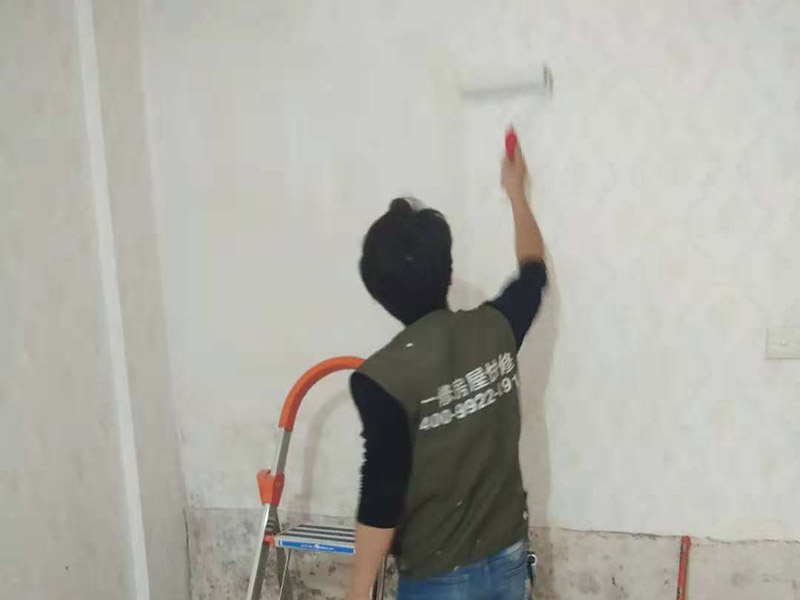 墻面滾漆：毛坯的墻體或者已經(jīng)做好1道膩?zhàn)訉拥姆孔?，基層要求基層必須平整?jiān)固。不得有粉化、起砂、空鼓、脫落等現(xiàn)象?；鶎硬黄胶涂油菝鎽?yīng)該配套膩?zhàn)庸纹健ｊ庩?yáng)角必須通過(guò)彈墨線來(lái)找垂直的鋁通來(lái)衡量水平垂直的整度。后一遍膩?zhàn)討?yīng)在前一遍膩?zhàn)油耆珊蠓侥苁┕ぁ?刮膩?zhàn)雍螅傆行└叩筒黄?，或者基層不是很平整的面。這個(gè)時(shí)候，需要砂紙出動(dòng)，進(jìn)行手工的打磨，修復(fù)。中間還可以用太陽(yáng)燈照明，便于檢查平整度。再用砂紙打磨，不斷的完善。最后就可以進(jìn)行滾的作業(yè)，相對(duì)而言，這是性價(jià)比較高的施工方式。輥涂時(shí)，為避免輥?zhàn)雍圹E，搭接寬度為毛輥長(zhǎng)度的1/4，一般輥涂?jī)杀?，夏季其間隔應(yīng)2小時(shí)以上，冬季可能需要多點(diǎn)時(shí)間。