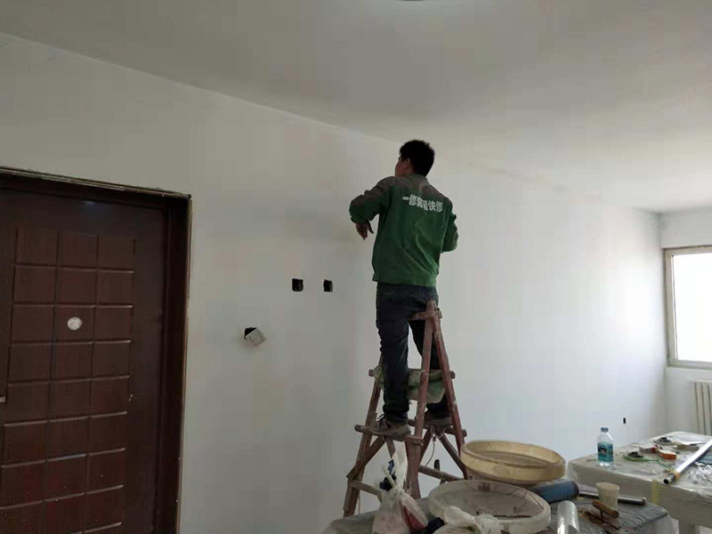 墻面刷面漆：在正式開工之前，還需要進行墻面的全面檢查，看看基層是否牢固平整。如果是舊墻出現(xiàn)漆膜脫落、開裂，需要先進行鏟墻皮或者使用石膏來進行裂縫的修補處理。做到墻面無灰塵、雜物，平整，再使用界面劑進行墻面的涂刷，施工應細致均勻。接著就需要進行刮膩子，將墻面進行找平，這道工序一般涂刷兩遍膩子，不過需要看實際情況來定。在進行第一遍膩子涂刮后，需要自然晾干，再來打磨，最后才是進行第二道膩子涂刮。在施工中，需要注意刮刀力度應一致，才能讓膩子厚度均勻。先是進行底漆的涂刷，這樣做的目的是為了增加面漆的粘結度。完全干燥后，則可以進行面漆的涂刷施工了。在涂刷前，需要將面漆調配好，讓顏色一致，這樣涂刷的時候，墻面色澤才能一致。但需要注意的是滾筒施工時，速度應保持一致，這樣漆面才能細膩平滑。