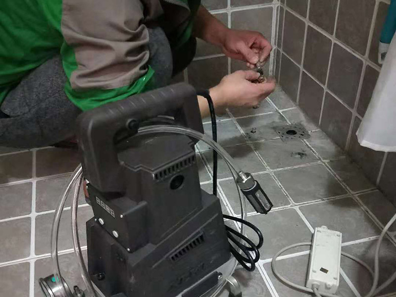 衛(wèi)生間地面注漿防水：注漿堵漏注漿堵漏之清理:詳細(xì)檢查、分析滲漏情況，確定灌漿孔位置及間距。清理干凈需要施工的區(qū)域，鑿除砼表面析出物，確保表面干凈。 注漿堵漏之鉆孔:使用鉆孔工具沿孔洞四周鉆泄壓孔，鉆頭直徑為14mm,鉆孔角度宜≦45&deg;，鉆孔深度≦結(jié)構(gòu)厚度的2/3，鉆孔必須斜穿過(guò)主漏水孔。墻面慢滲則分別在滲水面鉆梅花孔。用清洗機(jī)沖洗灌漿孔，直至灌漿孔出水清澈則可進(jìn)行下一步工作。 注漿堵漏之埋嘴:觀察主漏水孔的壓力，水流不急壓力不大時(shí)可用快干堵漏劑埋注灌漿止水針頭。當(dāng)結(jié)構(gòu)達(dá)到一定的強(qiáng)度沒(méi)有滲漏時(shí)，其它泄水孔分別安裝膨脹止水針頭，用專(zhuān)用內(nèi)六角扳手?jǐn)Q緊，使灌漿嘴周?chē)c鉆孔之間無(wú)空隙，不漏水。單孔逐一連續(xù)進(jìn)行。當(dāng)相鄰孔開(kāi)始出漿后，保持壓力3~5分鐘，即可停止本孔灌漿，改注相鄰灌漿孔。 待所有的孔都灌完后，回到先前靠前個(gè)灌漿孔，再次灌漿以保證壓力較大化。