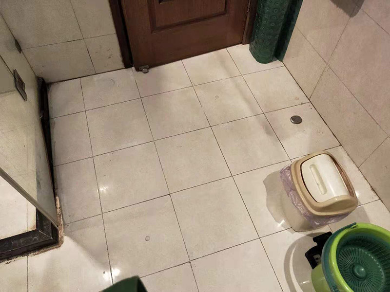 衛(wèi)生間地面注漿防水：注漿堵漏注漿堵漏之清理:詳細(xì)檢查、分析滲漏情況，確定灌漿孔位置及間距。清理干凈需要施工的區(qū)域，鑿除砼表面析出物，確保表面干凈。 注漿堵漏之鉆孔:使用鉆孔工具沿孔洞四周鉆泄壓孔，鉆頭直徑為14mm,鉆孔角度宜≦45&deg;，鉆孔深度≦結(jié)構(gòu)厚度的2/3，鉆孔必須斜穿過(guò)主漏水孔。墻面慢滲則分別在滲水面鉆梅花孔。用清洗機(jī)沖洗灌漿孔，直至灌漿孔出水清澈則可進(jìn)行下一步工作。 注漿堵漏之埋嘴:觀察主漏水孔的壓力，水流不急壓力不大時(shí)可用快干堵漏劑埋注灌漿止水針頭。當(dāng)結(jié)構(gòu)達(dá)到一定的強(qiáng)度沒(méi)有滲漏時(shí)，其它泄水孔分別安裝膨脹止水針頭，用專(zhuān)用內(nèi)六角扳手?jǐn)Q緊，使灌漿嘴周?chē)c鉆孔之間無(wú)空隙，不漏水。單孔逐一連續(xù)進(jìn)行。當(dāng)相鄰孔開(kāi)始出漿后，保持壓力3~5分鐘，即可停止本孔灌漿，改注相鄰灌漿孔。 待所有的孔都灌完后，回到先前靠前個(gè)灌漿孔，再次灌漿以保證壓力較大化。