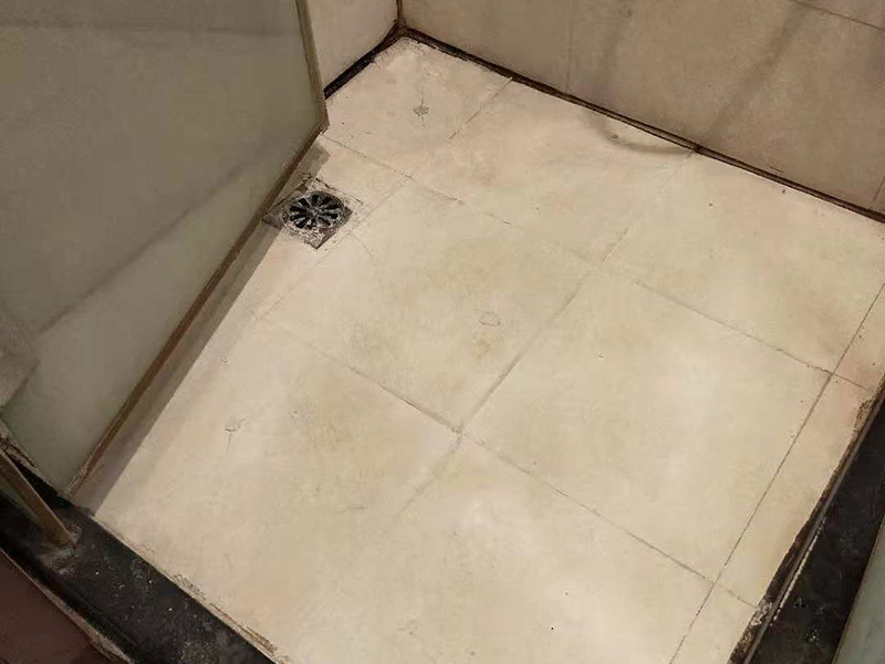 衛(wèi)生間地面注漿防水：注漿堵漏注漿堵漏之清理:詳細(xì)檢查、分析滲漏情況，確定灌漿孔位置及間距。清理干凈需要施工的區(qū)域，鑿除砼表面析出物，確保表面干凈。 注漿堵漏之鉆孔:使用鉆孔工具沿孔洞四周鉆泄壓孔，鉆頭直徑為14mm,鉆孔角度宜≦45&deg;，鉆孔深度≦結(jié)構(gòu)厚度的2/3，鉆孔必須斜穿過(guò)主漏水孔。墻面慢滲則分別在滲水面鉆梅花孔。用清洗機(jī)沖洗灌漿孔，直至灌漿孔出水清澈則可進(jìn)行下一步工作。 注漿堵漏之埋嘴:觀察主漏水孔的壓力，水流不急壓力不大時(shí)可用快干堵漏劑埋注灌漿止水針頭。當(dāng)結(jié)構(gòu)達(dá)到一定的強(qiáng)度沒(méi)有滲漏時(shí)，其它泄水孔分別安裝膨脹止水針頭，用專(zhuān)用內(nèi)六角扳手?jǐn)Q緊，使灌漿嘴周?chē)c鉆孔之間無(wú)空隙，不漏水。單孔逐一連續(xù)進(jìn)行。當(dāng)相鄰孔開(kāi)始出漿后，保持壓力3~5分鐘，即可停止本孔灌漿，改注相鄰灌漿孔。 待所有的孔都灌完后，回到先前靠前個(gè)灌漿孔，再次灌漿以保證壓力較大化。