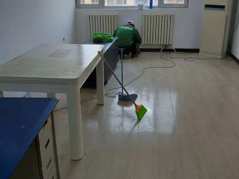 現(xiàn)場衛(wèi)生打掃：局部裝修就是那個位置維修了就打掃那個位置，整體裝修就將大至的裝修垃圾裝袋清掃，但細(xì)致的衛(wèi)生打掃請找專業(yè)的保潔。