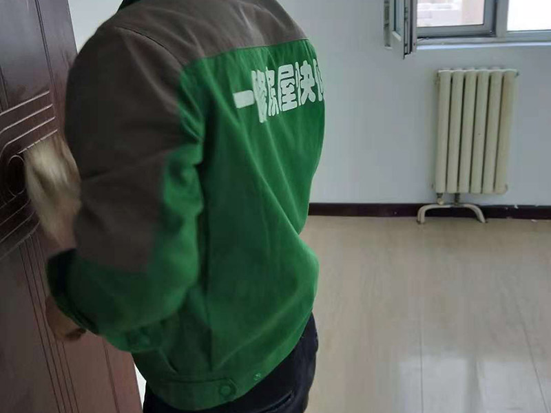 現(xiàn)場衛(wèi)生打掃：局部裝修就是那個位置維修了就打掃那個位置，整體裝修就將大至的裝修垃圾裝袋清掃，但細(xì)致的衛(wèi)生打掃請找專業(yè)的保潔。