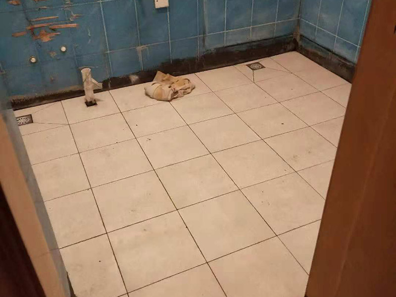 廁所地磚鋪貼維修：1、首先將選購好的瓷磚清潔干凈，并在水中浸泡2個小時以上，瓷磚的浸泡是為了能讓瓷磚充分的吸收水分，避免在鋪貼完成之后吸取材料中的水分，而影響瓷磚與地面的粘貼度，造成起空鼓、脫落等現(xiàn)象，開始鋪貼瓷磚之前需要從水中取出并將便面的水分擦去，以便鋪貼。 2、在開始瓷磚進行鋪貼之前，需先在墻面上吊垂線，吊垂線是用來確定瓷磚與墻面的尺寸，再設(shè)置水平線，這樣能夠保證瓷磚鋪貼過程中保持橫平豎直的平整度。 3、在瓷磚鋪貼過程中需要以水平線為準繩，設(shè)置木板將瓷磚支撐住，這樣是為了防止瓷磚在達到一定的粘著強度之前出現(xiàn)位移或下墜的現(xiàn)象。  4.、通常地磚的鋪貼都是由門窗邊或者陽臺開始的，保證從上到下，由左及右的順序行進，先用水潤曾找平層，再用鏟子將水泥抹在瓷磚的背面，再將瓷磚貼在地面，再用橡膠錘輕輕敲擊瓷磚，使水泥充滿墻面與瓷磚之間的空隙，粘貼時要注意所使用的粘貼材料不能太稠，也不能太稀，太稠的話不容易攤開，太稀的話又不容易粘牢。 5、當?shù)卮u鋪貼好之后，需要及時將表面的污漬清潔干凈，當表面的污染比較嚴重時，可以使用10%濃度的稀鹽酸溶液來進行清潔，如果選用稀鹽酸進行清洗的話，最后一定要再用清水沖洗一遍。如果是瓷磚釉的話，清理完成之后還可在表面噴上一層薄薄的碧麗珠光亮劑，并且使用軟抹布再擦拭一遍，就能夠保持瓷磚表面的光澤度并且不容易受到污染。