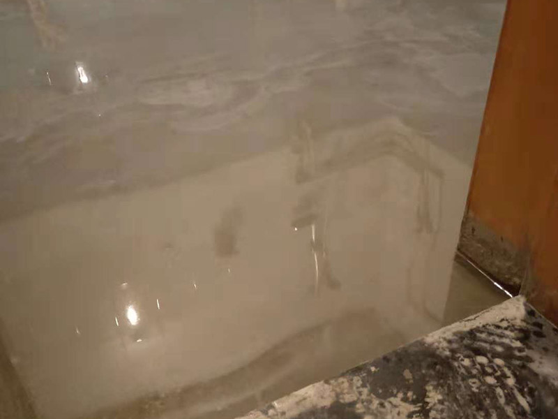 廁所地磚鋪貼維修：1、首先將選購好的瓷磚清潔干凈，并在水中浸泡2個小時以上，瓷磚的浸泡是為了能讓瓷磚充分的吸收水分，避免在鋪貼完成之后吸取材料中的水分，而影響瓷磚與地面的粘貼度，造成起空鼓、脫落等現(xiàn)象，開始鋪貼瓷磚之前需要從水中取出并將便面的水分擦去，以便鋪貼。 2、在開始瓷磚進行鋪貼之前，需先在墻面上吊垂線，吊垂線是用來確定瓷磚與墻面的尺寸，再設(shè)置水平線，這樣能夠保證瓷磚鋪貼過程中保持橫平豎直的平整度。 3、在瓷磚鋪貼過程中需要以水平線為準繩，設(shè)置木板將瓷磚支撐住，這樣是為了防止瓷磚在達到一定的粘著強度之前出現(xiàn)位移或下墜的現(xiàn)象。  4.、通常地磚的鋪貼都是由門窗邊或者陽臺開始的，保證從上到下，由左及右的順序行進，先用水潤曾找平層，再用鏟子將水泥抹在瓷磚的背面，再將瓷磚貼在地面，再用橡膠錘輕輕敲擊瓷磚，使水泥充滿墻面與瓷磚之間的空隙，粘貼時要注意所使用的粘貼材料不能太稠，也不能太稀，太稠的話不容易攤開，太稀的話又不容易粘牢。 5、當?shù)卮u鋪貼好之后，需要及時將表面的污漬清潔干凈，當表面的污染比較嚴重時，可以使用10%濃度的稀鹽酸溶液來進行清潔，如果選用稀鹽酸進行清洗的話，最后一定要再用清水沖洗一遍。如果是瓷磚釉的話，清理完成之后還可在表面噴上一層薄薄的碧麗珠光亮劑，并且使用軟抹布再擦拭一遍，就能夠保持瓷磚表面的光澤度并且不容易受到污染。