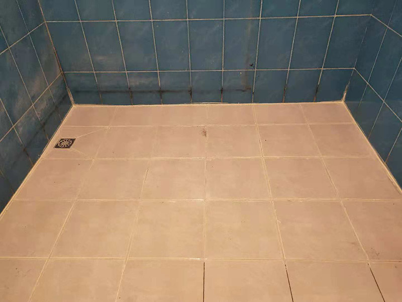 衛(wèi)浴地磚美縫：首先要清理瓷磚的縫隙，在瓷磚邊緣貼美紋紙，自己做美縫要貼的美紋紙。紙的邊緣盡量和瓷磚的邊緣貼在一起，貼好紙后就開始填縫，膠管、膠槍準(zhǔn)備好。在填縫時(shí)要注意力度，一條下來整個(gè)力度要前后一致。填完一條好，要在美縫劑還沒凝固之前用刮板把青幫刮平。同時(shí)把一些填充不均勻的位置給填充平整，美縫劑被刮平后還沒有完全凝固前，立刻撕掉美紋紙。如果有些地方的美紋紙沒有撕下來的話，可以用壁紙刀慢慢刮下來，或者用其他清潔工具清理。當(dāng)?shù)孛姘匆陨戏椒ㄇ謇硗隀M條時(shí)，再按以上的方法處理豎條。