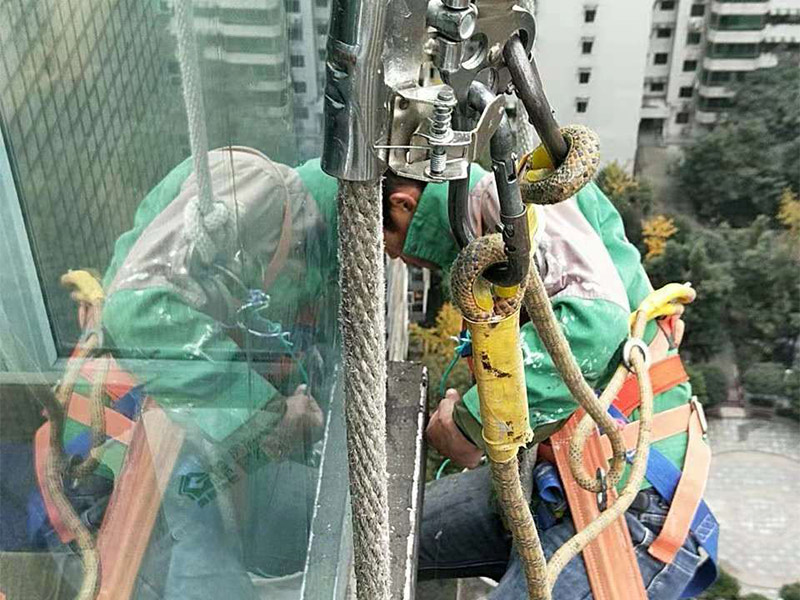 高空外墻施工：1、目前外墻粉刷主要有兩種方式：吊板方式和吊籃方式。 2、吊板方式是用吊繩、吊板將人吊到工作位置進(jìn)行清洗。一般的大樓都可以用這種方式進(jìn)行清洗，但是這種方式的操作必須使安全措施到位，否則危險(xiǎn)性很大，造成傷亡事故的都是因安全措施不到位造成的。 3、墻面破損、裂縫、不平整等部位在底涂前用外墻耐水膩?zhàn)有扪a(bǔ)平整。每次批刮膩?zhàn)拥暮穸瓤刂圃?mm之內(nèi)，批刮膩?zhàn)拥目偤穸炔怀^(guò)5mm。膩?zhàn)討?yīng)堅(jiān)實(shí)牢固，不得粉化、起皮或干裂。 4、干后，要用砂紙打磨平整，再用濕布將膩?zhàn)由系母』夷ㄈィ⒈M快涂漆，以免再次落灰。