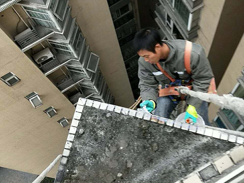 外墻高空維修：1、目前外墻粉刷主要有兩種方式：吊板方式和吊籃方式。 2、吊板方式是用吊繩、吊板將人吊到工作位置進(jìn)行清洗。一般的大樓都可以用這種方式進(jìn)行清洗，但是這種方式的操作必須使安全措施到位，否則危險(xiǎn)性很大，造成傷亡事故的都是因安全措施不到位造成的。 3、對(duì)于無(wú)承載能力、疏松、起皮的舊涂層，應(yīng)連同膩?zhàn)訌氐诅P除，洗凈且干燥后再用膩?zhàn)诱移健?duì)于輕度粉化但牢固的舊涂層打磨平整后用封底漆底涂即可。嚴(yán)重粉化的舊涂層應(yīng)事先徹底清洗，舊的油性涂料應(yīng)完全去除。