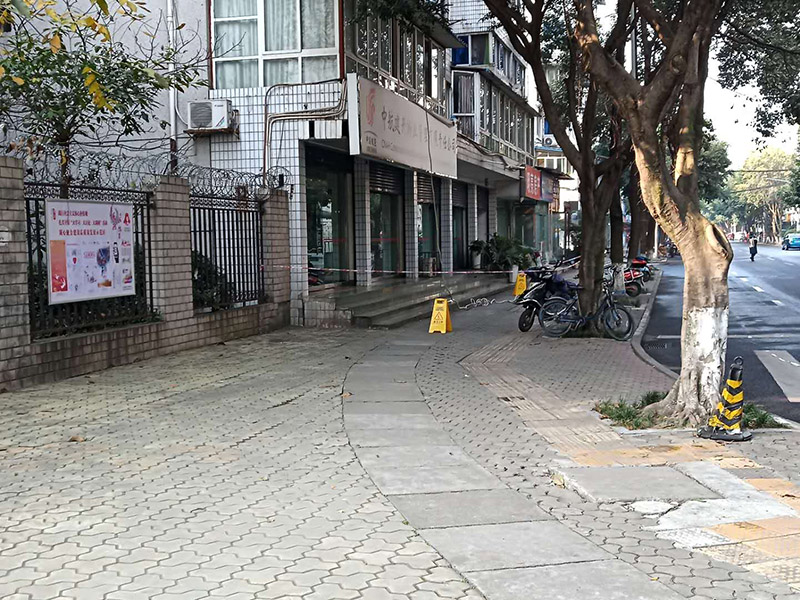 外墻高空維修：1、目前外墻粉刷主要有兩種方式：吊板方式和吊籃方式。 2、吊板方式是用吊繩、吊板將人吊到工作位置進(jìn)行清洗。一般的大樓都可以用這種方式進(jìn)行清洗，但是這種方式的操作必須使安全措施到位，否則危險(xiǎn)性很大，造成傷亡事故的都是因安全措施不到位造成的。 3、對(duì)于無(wú)承載能力、疏松、起皮的舊涂層，應(yīng)連同膩?zhàn)訌氐诅P除，洗凈且干燥后再用膩?zhàn)诱移健?duì)于輕度粉化但牢固的舊涂層打磨平整后用封底漆底涂即可。嚴(yán)重粉化的舊涂層應(yīng)事先徹底清洗，舊的油性涂料應(yīng)完全去除。