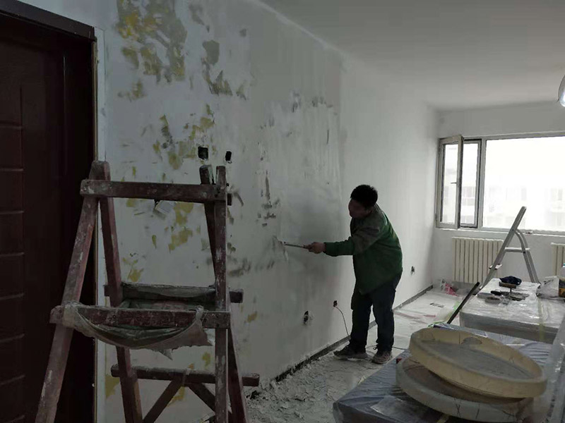 客廳墻面改造：在施工之前，首先要對墻面進(jìn)行清理，確保基層的平整光滑。將基層表面進(jìn)行完全清除，做到墻面無灰塵，再進(jìn)行界面劑的施工，涂刷厚度應(yīng)均勻，這樣做的目的是將基層完全密閉住，同時增加著附力。然后對墻面進(jìn)行找平處理，可以通過專門檢測工具來進(jìn)行平整度的確定，如果存在不平的地方，應(yīng)使用石膏來進(jìn)行補(bǔ)平。然后在進(jìn)行刮膩子的施工步驟，一般刮完兩遍即可，如果不太平整的區(qū)域需要多刮幾次，每次膩子施工，應(yīng)進(jìn)行充分的間隔。當(dāng)膩子刮好后，接著就需要進(jìn)行油漆的施工，最先上底漆，目的主要是提高墻面的防水防潮性，還增加面漆的粘結(jié)效果。等墻面完全干透后，還需進(jìn)行打磨的處理，使用細(xì)砂紙將墻面一一打磨，這樣會讓墻面看起來更平滑。在施工中，可以用手觸摸，感受下墻面的光滑感。