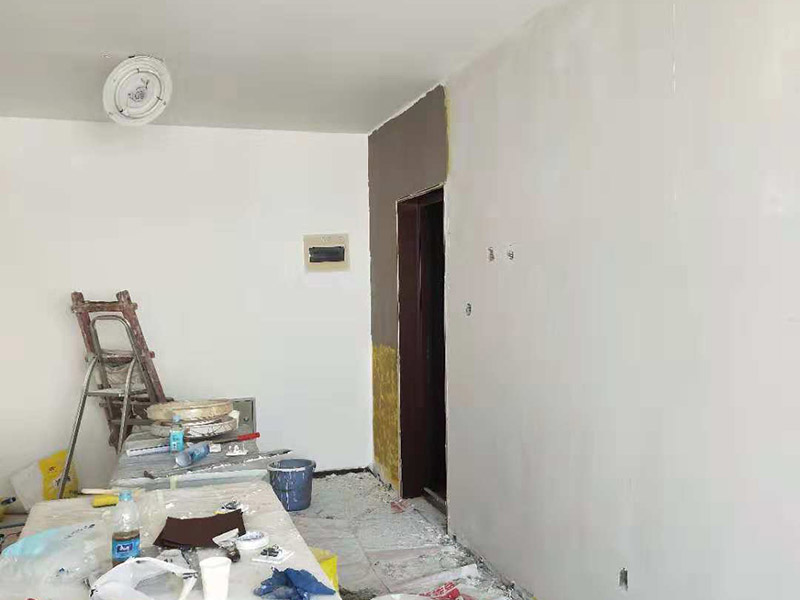 客廳墻面改造：在施工之前，首先要對墻面進(jìn)行清理，確?；鶎拥钠秸饣?。將基層表面進(jìn)行完全清除，做到墻面無灰塵，再進(jìn)行界面劑的施工，涂刷厚度應(yīng)均勻，這樣做的目的是將基層完全密閉住，同時增加著附力。然后對墻面進(jìn)行找平處理，可以通過專門檢測工具來進(jìn)行平整度的確定，如果存在不平的地方，應(yīng)使用石膏來進(jìn)行補(bǔ)平。然后在進(jìn)行刮膩子的施工步驟，一般刮完兩遍即可，如果不太平整的區(qū)域需要多刮幾次，每次膩子施工，應(yīng)進(jìn)行充分的間隔。當(dāng)膩子刮好后，接著就需要進(jìn)行油漆的施工，最先上底漆，目的主要是提高墻面的防水防潮性，還增加面漆的粘結(jié)效果。等墻面完全干透后，還需進(jìn)行打磨的處理，使用細(xì)砂紙將墻面一一打磨，這樣會讓墻面看起來更平滑。在施工中，可以用手觸摸，感受下墻面的光滑感。