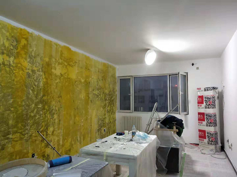 客廳墻面改造：在施工之前，首先要對墻面進(jìn)行清理，確?；鶎拥钠秸饣⒒鶎颖砻孢M(jìn)行完全清除，做到墻面無灰塵，再進(jìn)行界面劑的施工，涂刷厚度應(yīng)均勻，這樣做的目的是將基層完全密閉住，同時增加著附力。然后對墻面進(jìn)行找平處理，可以通過專門檢測工具來進(jìn)行平整度的確定，如果存在不平的地方，應(yīng)使用石膏來進(jìn)行補(bǔ)平。然后在進(jìn)行刮膩子的施工步驟，一般刮完兩遍即可，如果不太平整的區(qū)域需要多刮幾次，每次膩子施工，應(yīng)進(jìn)行充分的間隔。當(dāng)膩子刮好后，接著就需要進(jìn)行油漆的施工，最先上底漆，目的主要是提高墻面的防水防潮性，還增加面漆的粘結(jié)效果。等墻面完全干透后，還需進(jìn)行打磨的處理，使用細(xì)砂紙將墻面一一打磨，這樣會讓墻面看起來更平滑。在施工中，可以用手觸摸，感受下墻面的光滑感。