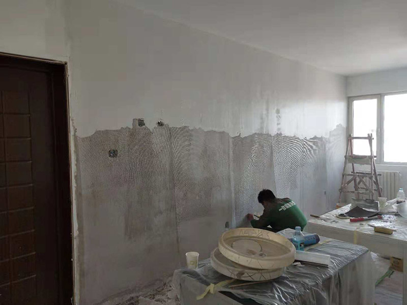 客廳墻面改造：在施工之前，首先要對墻面進(jìn)行清理，確?；鶎拥钠秸饣?。將基層表面進(jìn)行完全清除，做到墻面無灰塵，再進(jìn)行界面劑的施工，涂刷厚度應(yīng)均勻，這樣做的目的是將基層完全密閉住，同時增加著附力。然后對墻面進(jìn)行找平處理，可以通過專門檢測工具來進(jìn)行平整度的確定，如果存在不平的地方，應(yīng)使用石膏來進(jìn)行補(bǔ)平。然后在進(jìn)行刮膩子的施工步驟，一般刮完兩遍即可，如果不太平整的區(qū)域需要多刮幾次，每次膩子施工，應(yīng)進(jìn)行充分的間隔。當(dāng)膩子刮好后，接著就需要進(jìn)行油漆的施工，最先上底漆，目的主要是提高墻面的防水防潮性，還增加面漆的粘結(jié)效果。等墻面完全干透后，還需進(jìn)行打磨的處理，使用細(xì)砂紙將墻面一一打磨，這樣會讓墻面看起來更平滑。在施工中，可以用手觸摸，感受下墻面的光滑感。