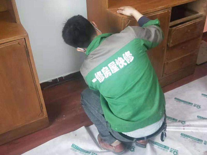 家具刷漆翻新：舊家具刷漆的方法比較簡單，但是在刷漆之前要對原來的表面進行打磨，將原有的漆面去掉，可以用砂布進行。翻新舊家具有很多需要注意的問題，首先是顏色的選擇，最好選擇和舊家具原有的顏色一致或者相近的顏色，不然翻新的效果可能不是很好。油漆的選擇也比較重要，因為家具翻新一般都是在室內(nèi)進行，所以一定要選擇環(huán)保的油漆，以免對室內(nèi)的環(huán)境造成污染。