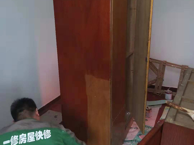 家具刷漆翻新：舊家具刷漆的方法比較簡單，但是在刷漆之前要對原來的表面進行打磨，將原有的漆面去掉，可以用砂布進行。翻新舊家具有很多需要注意的問題，首先是顏色的選擇，最好選擇和舊家具原有的顏色一致或者相近的顏色，不然翻新的效果可能不是很好。油漆的選擇也比較重要，因為家具翻新一般都是在室內(nèi)進行，所以一定要選擇環(huán)保的油漆，以免對室內(nèi)的環(huán)境造成污染。