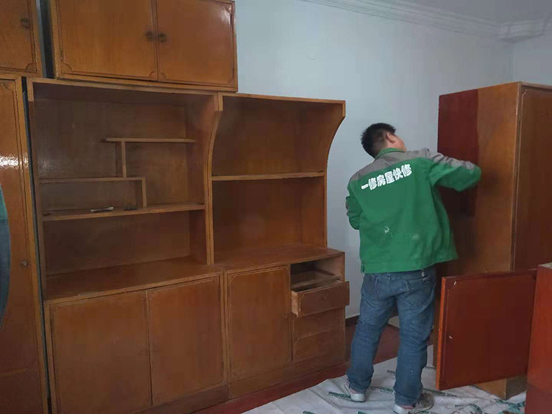 家具刷漆翻新：舊家具刷漆的方法比較簡單，但是在刷漆之前要對原來的表面進行打磨，將原有的漆面去掉，可以用砂布進行。翻新舊家具有很多需要注意的問題，首先是顏色的選擇，最好選擇和舊家具原有的顏色一致或者相近的顏色，不然翻新的效果可能不是很好。油漆的選擇也比較重要，因為家具翻新一般都是在室內(nèi)進行，所以一定要選擇環(huán)保的油漆，以免對室內(nèi)的環(huán)境造成污染。