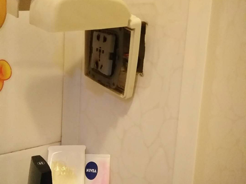 浴室插座熱水器維修：首先，我們要先看看漏電保護器上的指示燈是否亮著，這是電熱水器維修中的第一步。如果家里的電熱水器沒有安裝漏電保護開關，就要注意查看熱水器機殼上的指示燈，如果燈沒亮，可能就是電源的電壓沒有輸出，或者是漏電保護器壞了。如果燈是亮著的，可以用螺絲釘打開熱水器的蓋子，檢查內部結構是否出現(xiàn)故障。熱水器作為用電功率比較大的電器，有時候連接電線會比較容易老化或者是戎毀，當確定上面的維修步驟中都沒發(fā)現(xiàn)任何問題時，就要注意檢查是不是連接線端子和接頭有沒有被燒毀，發(fā)現(xiàn)之后要立即更換新的連接線，確保電熱水器正常工作。