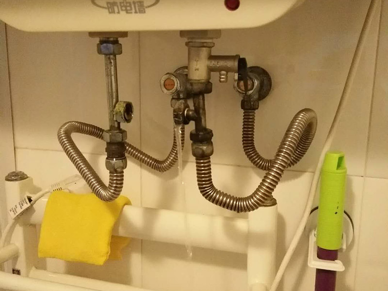 浴室插座熱水器維修：首先，我們要先看看漏電保護器上的指示燈是否亮著，這是電熱水器維修中的第一步。如果家里的電熱水器沒有安裝漏電保護開關，就要注意查看熱水器機殼上的指示燈，如果燈沒亮，可能就是電源的電壓沒有輸出，或者是漏電保護器壞了。如果燈是亮著的，可以用螺絲釘打開熱水器的蓋子，檢查內部結構是否出現(xiàn)故障。熱水器作為用電功率比較大的電器，有時候連接電線會比較容易老化或者是戎毀，當確定上面的維修步驟中都沒發(fā)現(xiàn)任何問題時，就要注意檢查是不是連接線端子和接頭有沒有被燒毀，發(fā)現(xiàn)之后要立即更換新的連接線，確保電熱水器正常工作。