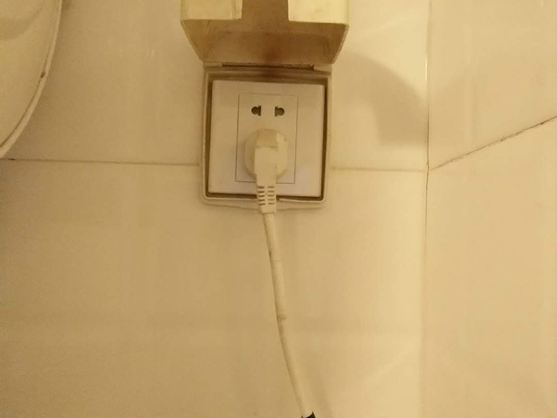 浴室插座熱水器維修：首先，我們要先看看漏電保護器上的指示燈是否亮著，這是電熱水器維修中的第一步。如果家里的電熱水器沒有安裝漏電保護開關，就要注意查看熱水器機殼上的指示燈，如果燈沒亮，可能就是電源的電壓沒有輸出，或者是漏電保護器壞了。如果燈是亮著的，可以用螺絲釘打開熱水器的蓋子，檢查內部結構是否出現(xiàn)故障。熱水器作為用電功率比較大的電器，有時候連接電線會比較容易老化或者是戎毀，當確定上面的維修步驟中都沒發(fā)現(xiàn)任何問題時，就要注意檢查是不是連接線端子和接頭有沒有被燒毀，發(fā)現(xiàn)之后要立即更換新的連接線，確保電熱水器正常工作。