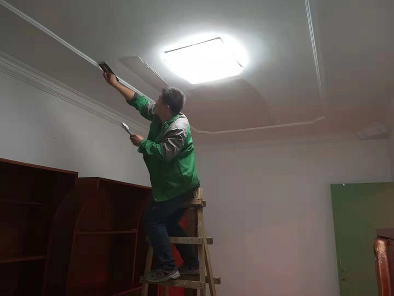 客廳頂面翻新：1、把墻面清潔干凈：把墻頂面有開(kāi)裂和松動(dòng)處除掉干凈，同時(shí)用水泥砂漿進(jìn)行填補(bǔ)，把余留的建筑垃圾確切干凈，再把墻面徹底打掃干凈。 2、墻面有不平坦的地方進(jìn)行修繕：使用水石膏把墻面撞擊處和不平坦有縫隙的部位進(jìn)行找平，干透后使用砂紙把凸出部位磨掉，再把灰塵掃凈。 3、批刮膩?zhàn)樱号文佔(zhàn)拥拇螖?shù)可以根據(jù)墻頂面的平坦水平來(lái)確認(rèn)，一般來(lái)說(shuō)情況是三遍，第一遍利用專(zhuān)業(yè)的刮板橫向滿(mǎn)墻面的刮，一刮板緊跟著一刮板，連接處無(wú)法留槎，每刮一刮板最后收尾要靈活精確。待干透后磨砂紙，把浮膩?zhàn)雍桶咣E拋光平滑，最后再墻面打掃干凈。 4、第2遍用專(zhuān)業(yè)刮板豎向滿(mǎn)墻面的刮，能用的原料和方法同刮第1遍膩?zhàn)邮且粯拥模赏负笥蒙凹埬テ酵瑫r(shí)再打掃干凈。 5、第3遍用專(zhuān)業(yè)刮板添補(bǔ)膩?zhàn)踊蛘邼M(mǎn)墻批刮膩?zhàn)?，把墻頂面刮平坦和刮平滑，干透后再用?xì)砂紙拋光平坦和拋光平滑，無(wú)法經(jīng)常出現(xiàn)因疏失而漏掉了或者把膩?zhàn)幽ゴ┑那闆r。