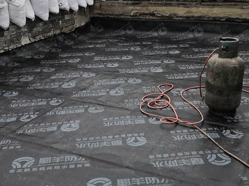 屋頂貼防水卷材：1.熱瑪蹄脂粘貼法。其作法是，屋頂防水卷材傳統(tǒng)施工方法，邊澆熱瑪蹄脂邊滾鋪油氈，逐層鋪貼。適宜范圍：石油瀝青 油氈三氈四油（二氈三油）疊層鋪貼。 2.熱熔法。其作法是，北京屋頂防水采用火焰加熱器熔化熱熔型防水卷材底部的熱熔膠進(jìn)行黏貼。適用范圍：熱塑性合成高分子防水卷材搭接縫焊。 3.熱風(fēng)焊接：共作法是：屋頂防水卷材采用熱空氣焊槍加熱防水卷材搭接縫進(jìn)行搭接縫進(jìn)行黏結(jié)。屋頂防水卷材適用范圍：熱塑性合成高分子防水卷材搭接縫焊接。