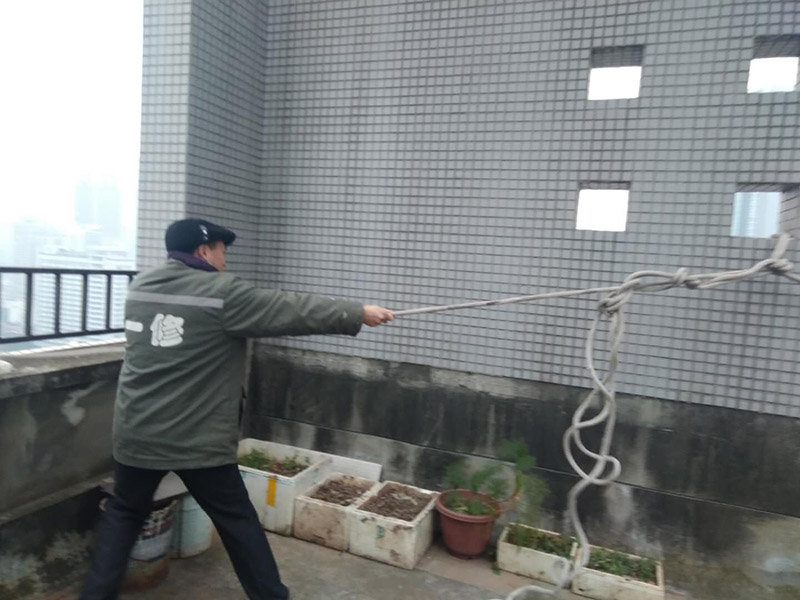 窗戶打膠高空作業(yè)： 1、從事高處作業(yè)的人員必須持證上崗，并認(rèn)真遵守安全施工規(guī)定，衣著要靈活，禁止穿硬底和帶釘易滑的鞋。 2、從事高處作業(yè)人員應(yīng)每年進(jìn)行一次體檢，患有心臟病、高血壓、精神病、癲癇病者不準(zhǔn)從事高空作業(yè)。 3、高處作業(yè)要設(shè)防護(hù)欄桿，支持安全網(wǎng)和安裝防護(hù)門，操作人員要系安全帶。 4、高處作業(yè)物料要堆放平穩(wěn)，不可放置在臨邊和洞口附進(jìn)、凡有墜落可能的，要及時(shí)撤出或固定以防跌落傷人。 5、發(fā)現(xiàn)安全設(shè)施有缺陷或隱患，應(yīng)及時(shí)報(bào)告處理，對(duì)危及人身安全的，必須停止施工，消險(xiǎn)后再進(jìn)行高處作業(yè)。 6、任何人不允許移動(dòng)和擅自拆除安全標(biāo)志，確實(shí)因工作需要須經(jīng)工長(zhǎng)批準(zhǔn)后移動(dòng)和拆除，之后重新安裝好。 7、冬季施工要采取可靠的防滑、防寒、防凍、防是毒、防火安全措施。 8、高呼上作業(yè)安全設(shè)施要經(jīng)常檢查，處于良好狀態(tài)。 梯子不得缺檔，不得墊高使用，橫檔間距以30mm為宜，使用時(shí)上端要扎牢，下端采取防滑措施，禁止二人同在梯上作業(yè)，如接長(zhǎng)使用，應(yīng)綁扎牢固。在通道處使用梯子，應(yīng)有人監(jiān)護(hù)或設(shè)置圍欄。 9、在進(jìn)行高處作業(yè)時(shí)，應(yīng)結(jié)合工程特點(diǎn)，相應(yīng)地制定各種安全防護(hù)技術(shù)措施。 10、每個(gè)工程項(xiàng)目在編制施工組織設(shè)計(jì)和施工方案時(shí)，要列入該項(xiàng)目所涉及到高處作業(yè)的各項(xiàng)安全技術(shù)措施，并盡量采取地面作業(yè)，減少各種高處作業(yè)。等等