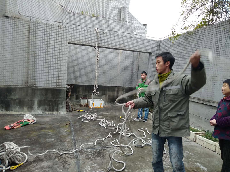 窗戶打膠高空作業(yè)： 1、從事高處作業(yè)的人員必須持證上崗，并認(rèn)真遵守安全施工規(guī)定，衣著要靈活，禁止穿硬底和帶釘易滑的鞋。 2、從事高處作業(yè)人員應(yīng)每年進(jìn)行一次體檢，患有心臟病、高血壓、精神病、癲癇病者不準(zhǔn)從事高空作業(yè)。 3、高處作業(yè)要設(shè)防護(hù)欄桿，支持安全網(wǎng)和安裝防護(hù)門，操作人員要系安全帶。 4、高處作業(yè)物料要堆放平穩(wěn)，不可放置在臨邊和洞口附進(jìn)、凡有墜落可能的，要及時(shí)撤出或固定以防跌落傷人。 5、發(fā)現(xiàn)安全設(shè)施有缺陷或隱患，應(yīng)及時(shí)報(bào)告處理，對(duì)危及人身安全的，必須停止施工，消險(xiǎn)后再進(jìn)行高處作業(yè)。 6、任何人不允許移動(dòng)和擅自拆除安全標(biāo)志，確實(shí)因工作需要須經(jīng)工長(zhǎng)批準(zhǔn)后移動(dòng)和拆除，之后重新安裝好。 7、冬季施工要采取可靠的防滑、防寒、防凍、防是毒、防火安全措施。 8、高呼上作業(yè)安全設(shè)施要經(jīng)常檢查，處于良好狀態(tài)。 梯子不得缺檔，不得墊高使用，橫檔間距以30mm為宜，使用時(shí)上端要扎牢，下端采取防滑措施，禁止二人同在梯上作業(yè)，如接長(zhǎng)使用，應(yīng)綁扎牢固。在通道處使用梯子，應(yīng)有人監(jiān)護(hù)或設(shè)置圍欄。 9、在進(jìn)行高處作業(yè)時(shí)，應(yīng)結(jié)合工程特點(diǎn)，相應(yīng)地制定各種安全防護(hù)技術(shù)措施。 10、每個(gè)工程項(xiàng)目在編制施工組織設(shè)計(jì)和施工方案時(shí)，要列入該項(xiàng)目所涉及到高處作業(yè)的各項(xiàng)安全技術(shù)措施，并盡量采取地面作業(yè)，減少各種高處作業(yè)。等等