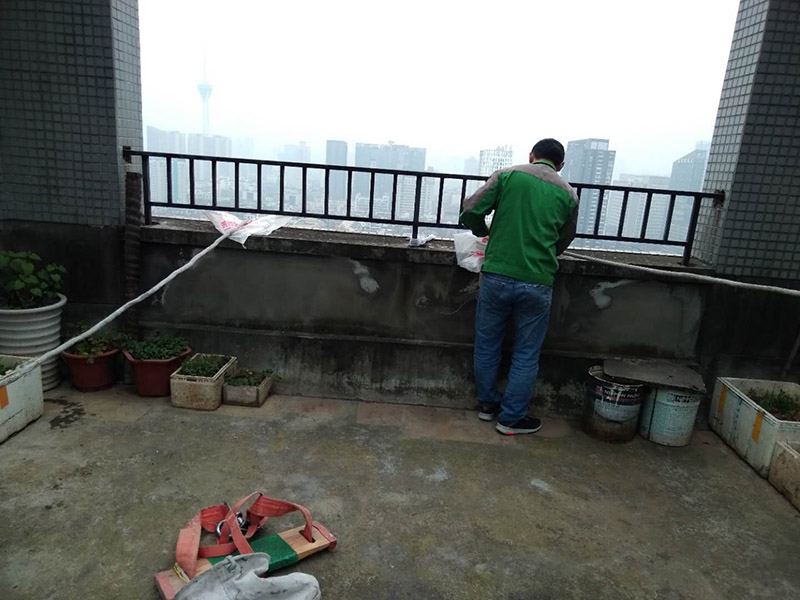 窗戶打膠高空作業(yè)： 1、從事高處作業(yè)的人員必須持證上崗，并認(rèn)真遵守安全施工規(guī)定，衣著要靈活，禁止穿硬底和帶釘易滑的鞋。 2、從事高處作業(yè)人員應(yīng)每年進(jìn)行一次體檢，患有心臟病、高血壓、精神病、癲癇病者不準(zhǔn)從事高空作業(yè)。 3、高處作業(yè)要設(shè)防護(hù)欄桿，支持安全網(wǎng)和安裝防護(hù)門，操作人員要系安全帶。 4、高處作業(yè)物料要堆放平穩(wěn)，不可放置在臨邊和洞口附進(jìn)、凡有墜落可能的，要及時(shí)撤出或固定以防跌落傷人。 5、發(fā)現(xiàn)安全設(shè)施有缺陷或隱患，應(yīng)及時(shí)報(bào)告處理，對(duì)危及人身安全的，必須停止施工，消險(xiǎn)后再進(jìn)行高處作業(yè)。 6、任何人不允許移動(dòng)和擅自拆除安全標(biāo)志，確實(shí)因工作需要須經(jīng)工長(zhǎng)批準(zhǔn)后移動(dòng)和拆除，之后重新安裝好。 7、冬季施工要采取可靠的防滑、防寒、防凍、防是毒、防火安全措施。 8、高呼上作業(yè)安全設(shè)施要經(jīng)常檢查，處于良好狀態(tài)。 梯子不得缺檔，不得墊高使用，橫檔間距以30mm為宜，使用時(shí)上端要扎牢，下端采取防滑措施，禁止二人同在梯上作業(yè)，如接長(zhǎng)使用，應(yīng)綁扎牢固。在通道處使用梯子，應(yīng)有人監(jiān)護(hù)或設(shè)置圍欄。 9、在進(jìn)行高處作業(yè)時(shí)，應(yīng)結(jié)合工程特點(diǎn)，相應(yīng)地制定各種安全防護(hù)技術(shù)措施。 10、每個(gè)工程項(xiàng)目在編制施工組織設(shè)計(jì)和施工方案時(shí)，要列入該項(xiàng)目所涉及到高處作業(yè)的各項(xiàng)安全技術(shù)措施，并盡量采取地面作業(yè)，減少各種高處作業(yè)。等等