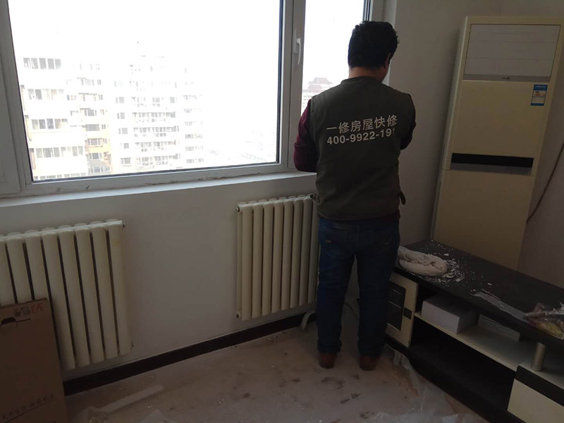 局部乳膠漆修補：內(nèi)墻粉刷：檢查、成品保護、封固層施工、厚找平施工、精找平施工、底漆施工、面漆施工、完工檢查。 毛胚墻基層必須平整，陰陽角、墻面要進行檢查，第一遍膩子干透才能施工，要選擇袋裝粉狀加水使用的成品膩子。 乳膠漆施工：輥涂難度低、性價比高。噴涂效果好、廢料、成本高、不宜修補；刷涂省料、費時、不宜大面積施工。