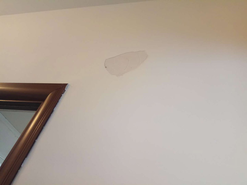 局部乳膠漆修補：內(nèi)墻粉刷：檢查、成品保護、封固層施工、厚找平施工、精找平施工、底漆施工、面漆施工、完工檢查。 毛胚墻基層必須平整，陰陽角、墻面要進行檢查，第一遍膩子干透才能施工，要選擇袋裝粉狀加水使用的成品膩子。 乳膠漆施工：輥涂難度低、性價比高。噴涂效果好、廢料、成本高、不宜修補；刷涂省料、費時、不宜大面積施工。