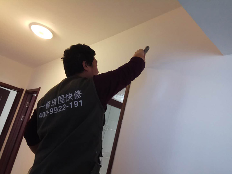 局部乳膠漆修補：內(nèi)墻粉刷：檢查、成品保護、封固層施工、厚找平施工、精找平施工、底漆施工、面漆施工、完工檢查。 毛胚墻基層必須平整，陰陽角、墻面要進行檢查，第一遍膩子干透才能施工，要選擇袋裝粉狀加水使用的成品膩子。 乳膠漆施工：輥涂難度低、性價比高。噴涂效果好、廢料、成本高、不宜修補；刷涂省料、費時、不宜大面積施工。