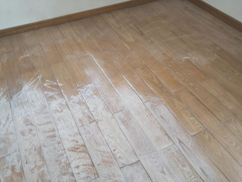 木地板打磨：地板翻新第一步，使用大型地板翻新機械數(shù)次打磨除去漆層、表層1-2毫米。注意用40目、80目和120目不同粗細的砂紙逐次打磨三次，目數(shù)越大，砂紙顆粒越小，打磨留下的劃痕越不明顯，確保打磨后的表面細膩光滑。地板打磨完后需再刮膩子找平地板，使用與地板漆配套的專用透明底漆膩子，刮在打磨好的地板上待干。刮膩子之后再對地板進行刷底漆或調(diào)色處理。由于實木表層的紋理都是天然的，無法改變花色，只能調(diào)節(jié)地板顏色的深淺。底漆干了之后再刷面漆，再次干燥之后再用水砂紙仔細研磨，將地板面層磨至略感粗糙，除去粉屑，刷第二層面漆。最后上蠟拋光養(yǎng)護