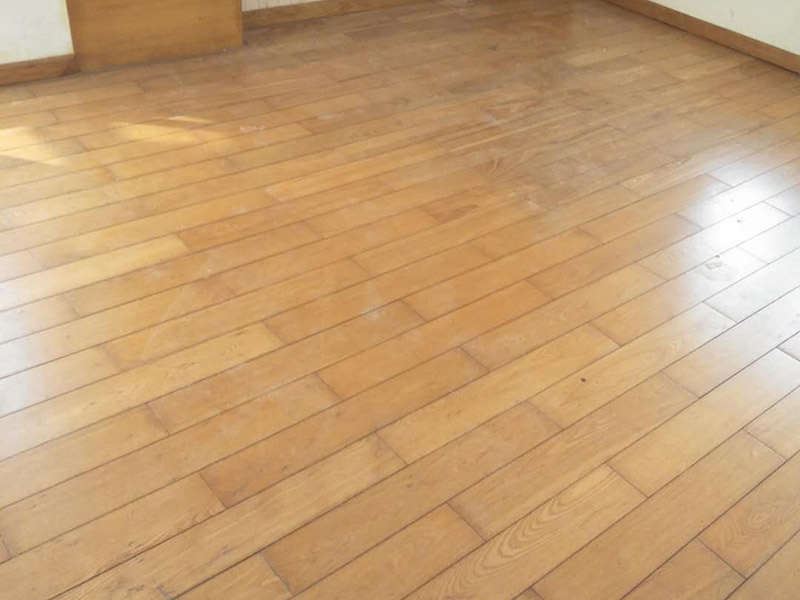 木地板打磨：地板翻新第一步，使用大型地板翻新機械數(shù)次打磨除去漆層、表層1-2毫米。注意用40目、80目和120目不同粗細的砂紙逐次打磨三次，目數(shù)越大，砂紙顆粒越小，打磨留下的劃痕越不明顯，確保打磨后的表面細膩光滑。地板打磨完后需再刮膩子找平地板，使用與地板漆配套的專用透明底漆膩子，刮在打磨好的地板上待干。刮膩子之后再對地板進行刷底漆或調(diào)色處理。由于實木表層的紋理都是天然的，無法改變花色，只能調(diào)節(jié)地板顏色的深淺。底漆干了之后再刷面漆，再次干燥之后再用水砂紙仔細研磨，將地板面層磨至略感粗糙，除去粉屑，刷第二層面漆。最后上蠟拋光養(yǎng)護