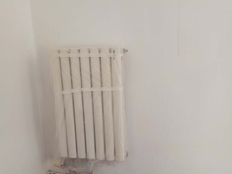 全屋整體改造：1，在新管道和舊管道對(duì)接前，必須檢查舊管是否暢通，如果管道不暢的話必須在對(duì)接前清理干凈，避免日后麻煩。 2，廚房衛(wèi)生間墻磚的拆除，表面找平工作非常重要。廚房衛(wèi)生間墻壁找平工作是很容易被忽略的重要環(huán)節(jié)。 3，墻面施工是要注意的一點(diǎn)。舊墻面在裝修前必須先做好墻面基層的處理，盡量鏟除原始?jí)γ?，再刷乳膠漆，以保證新墻的墻面牢固。 4，老房子原有水路管線布置不合理或腐蝕較多，裝修人員應(yīng)徹底檢查水路。如果原管道為市場(chǎng)上已經(jīng)淘汰鍍鋅管，則必須換成銅管、鋁塑復(fù)合管或PP-R管代替施工。 5，砸墻地磚時(shí)，避免雜物碎片堵塞下水道；只有表層厚度為4毫米的實(shí)木地板、實(shí)木復(fù)合地板和竹地板才能翻新。