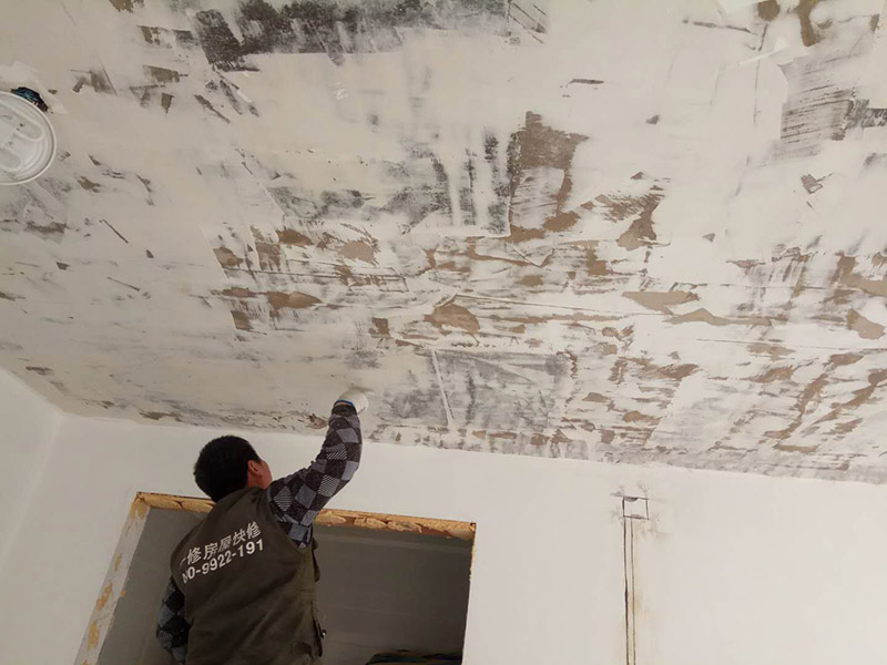 全屋整體改造：1，在新管道和舊管道對(duì)接前，必須檢查舊管是否暢通，如果管道不暢的話必須在對(duì)接前清理干凈，避免日后麻煩。 2，廚房衛(wèi)生間墻磚的拆除，表面找平工作非常重要。廚房衛(wèi)生間墻壁找平工作是很容易被忽略的重要環(huán)節(jié)。 3，墻面施工是要注意的一點(diǎn)。舊墻面在裝修前必須先做好墻面基層的處理，盡量鏟除原始?jí)γ?，再刷乳膠漆，以保證新墻的墻面牢固。 4，老房子原有水路管線布置不合理或腐蝕較多，裝修人員應(yīng)徹底檢查水路。如果原管道為市場(chǎng)上已經(jīng)淘汰鍍鋅管，則必須換成銅管、鋁塑復(fù)合管或PP-R管代替施工。 5，砸墻地磚時(shí)，避免雜物碎片堵塞下水道；只有表層厚度為4毫米的實(shí)木地板、實(shí)木復(fù)合地板和竹地板才能翻新。