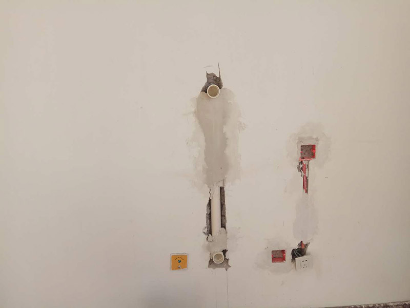 全屋整體改造：1，在新管道和舊管道對(duì)接前，必須檢查舊管是否暢通，如果管道不暢的話必須在對(duì)接前清理干凈，避免日后麻煩。 2，廚房衛(wèi)生間墻磚的拆除，表面找平工作非常重要。廚房衛(wèi)生間墻壁找平工作是很容易被忽略的重要環(huán)節(jié)。 3，墻面施工是要注意的一點(diǎn)。舊墻面在裝修前必須先做好墻面基層的處理，盡量鏟除原始?jí)γ妫偎⑷槟z漆，以保證新墻的墻面牢固。 4，老房子原有水路管線布置不合理或腐蝕較多，裝修人員應(yīng)徹底檢查水路。如果原管道為市場(chǎng)上已經(jīng)淘汰鍍鋅管，則必須換成銅管、鋁塑復(fù)合管或PP-R管代替施工。 5，砸墻地磚時(shí)，避免雜物碎片堵塞下水道；只有表層厚度為4毫米的實(shí)木地板、實(shí)木復(fù)合地板和竹地板才能翻新。