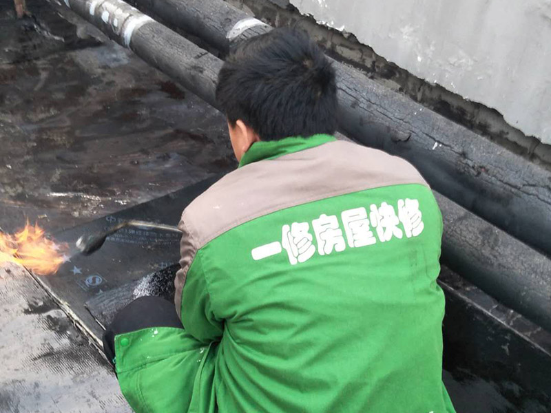 屋頂貼防水卷材：首先做好基礎(chǔ)準(zhǔn)備工作，清理基層，施工前將驗收合格的基層表面塵土、建筑雜物清理干凈。接著涂刷基層處理劑，高聚物改性瀝青卷材施工，攪拌均勻后，用長把滾刷均勻涂刷于基層表面上，常溫經(jīng)過4h后，開始鋪貼卷材。熱熔封邊，將卷材搭接處用噴槍加熱，趁熱使二者粘結(jié)牢固，以邊緣擠出瀝青為度；末端收頭用密封膏嵌填嚴(yán)密。防水層蓄水試驗，卷材防水層完工后，確認(rèn)做法符合設(shè)計要求，將所有雨水口堵住，然后灌水，水面應(yīng)高出屋面最高點20㎜，24h后進(jìn)行認(rèn)真觀察，尤其是管根、風(fēng)道根，不滲不漏為合格，否則應(yīng)進(jìn)行返工。