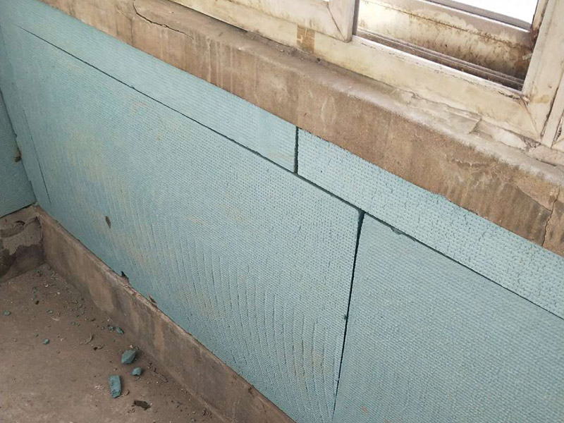 局部墻體改造：拆除包含墻面、墻地磚、門窗、水電路、櫥柜等各方面的拆除切記：承重墻不能拆除，配重墻謹(jǐn)慎拆除(一定要確認(rèn)房屋安全)； 明裝水管建議改成暗裝的PPR熱熔水管，閥門長期使用后會出現(xiàn)銹蝕和無法關(guān)緊的情況，建議換掉，做好后認(rèn)真做好加壓驗(yàn)證。下水對于有老化、銹蝕的、或者易堵的情況建議及時換掉； 舊房很多用的是鋁線，易老化，安全性差。改造時建議業(yè)主們按國家標(biāo)準(zhǔn)，在墻里暗埋線必須穿PVC絕緣管，舊房翻新后要達(dá)到三路供電(照明、插座、空調(diào))，強(qiáng)弱電分開； 在水電改造后墻面勢必會進(jìn)行破壞，建議鏟除墻面膩?zhàn)又匦屡麙炷佔(zhàn)?，然后刷乳膠漆或者張貼壁紙、壁布。