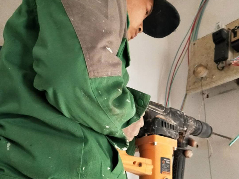 提供玻璃打孔上門(mén)服務(wù)的工人不給我家玻璃打孔，他說(shuō)鋼化玻璃打不了孔真的嗎