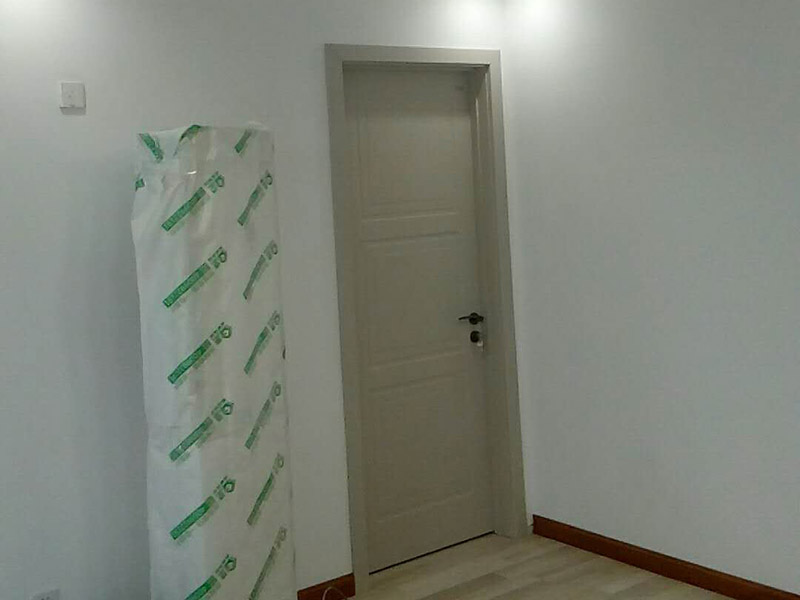 廚衛(wèi)改造裝修：舊廚房的內(nèi)部結(jié)構(gòu)相對要復(fù)雜一些。除了請櫥柜廠家到廚房進(jìn)行丈量外，還要看看各種管道原來的位置是否合適，如不合適需要改動，則會出一份圖紙交給裝修公司，由施工隊(duì)按圖紙進(jìn)行必要的改造。舊廚房改造注意事項(xiàng)2煤氣與管道在舊廚房中的改造需慎重。這兩種管道因一般不讓隨意改動。如果不得不改時(shí)，必須經(jīng)過物業(yè)公司的同意。改動時(shí)，由于專業(yè)性較強(qiáng)，同時(shí)為方便日后的維修，通常由煤氣、公司或物業(yè)公司指定的專業(yè)公司負(fù)責(zé)改動。舊廚房改造注意事項(xiàng)3舊房一般是單路供水，因此在廚房裝修時(shí)，能增加一個(gè)熱水管道。另外，一般家庭衛(wèi)生間比較小，只能把洗衣機(jī)放在廚房中，這就必須再接一個(gè)上水管，同時(shí)增加地面排水管。需要提醒的是，受結(jié)構(gòu)的限制，水路改動只能改上水，不能改下水。