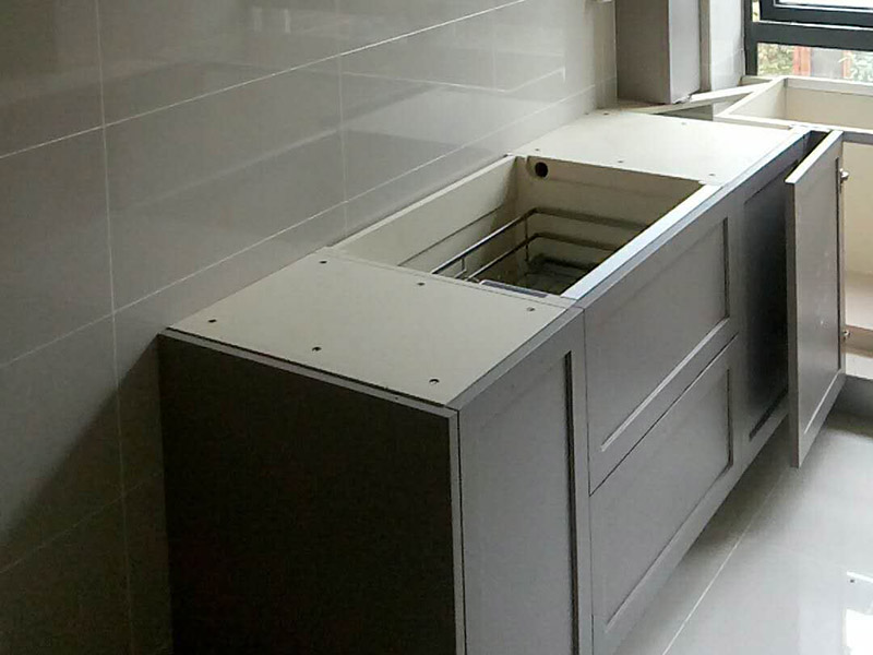 廚衛(wèi)改造裝修：舊廚房的內(nèi)部結(jié)構(gòu)相對要復(fù)雜一些。除了請櫥柜廠家到廚房進(jìn)行丈量外，還要看看各種管道原來的位置是否合適，如不合適需要改動，則會出一份圖紙交給裝修公司，由施工隊(duì)按圖紙進(jìn)行必要的改造。舊廚房改造注意事項(xiàng)2煤氣與管道在舊廚房中的改造需慎重。這兩種管道因一般不讓隨意改動。如果不得不改時(shí)，必須經(jīng)過物業(yè)公司的同意。改動時(shí)，由于專業(yè)性較強(qiáng)，同時(shí)為方便日后的維修，通常由煤氣、公司或物業(yè)公司指定的專業(yè)公司負(fù)責(zé)改動。舊廚房改造注意事項(xiàng)3舊房一般是單路供水，因此在廚房裝修時(shí)，能增加一個(gè)熱水管道。另外，一般家庭衛(wèi)生間比較小，只能把洗衣機(jī)放在廚房中，這就必須再接一個(gè)上水管，同時(shí)增加地面排水管。需要提醒的是，受結(jié)構(gòu)的限制，水路改動只能改上水，不能改下水。