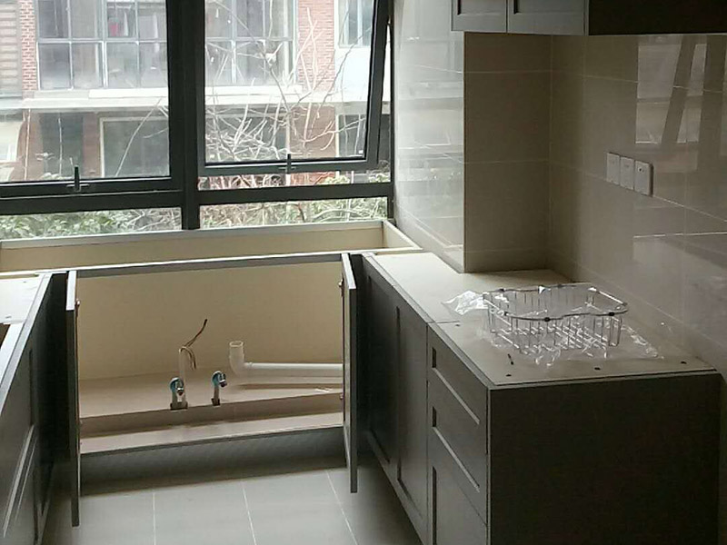 廚衛(wèi)改造裝修：舊廚房的內(nèi)部結(jié)構(gòu)相對要復(fù)雜一些。除了請櫥柜廠家到廚房進(jìn)行丈量外，還要看看各種管道原來的位置是否合適，如不合適需要改動，則會出一份圖紙交給裝修公司，由施工隊(duì)按圖紙進(jìn)行必要的改造。舊廚房改造注意事項(xiàng)2煤氣與管道在舊廚房中的改造需慎重。這兩種管道因一般不讓隨意改動。如果不得不改時(shí)，必須經(jīng)過物業(yè)公司的同意。改動時(shí)，由于專業(yè)性較強(qiáng)，同時(shí)為方便日后的維修，通常由煤氣、公司或物業(yè)公司指定的專業(yè)公司負(fù)責(zé)改動。舊廚房改造注意事項(xiàng)3舊房一般是單路供水，因此在廚房裝修時(shí)，能增加一個(gè)熱水管道。另外，一般家庭衛(wèi)生間比較小，只能把洗衣機(jī)放在廚房中，這就必須再接一個(gè)上水管，同時(shí)增加地面排水管。需要提醒的是，受結(jié)構(gòu)的限制，水路改動只能改上水，不能改下水。