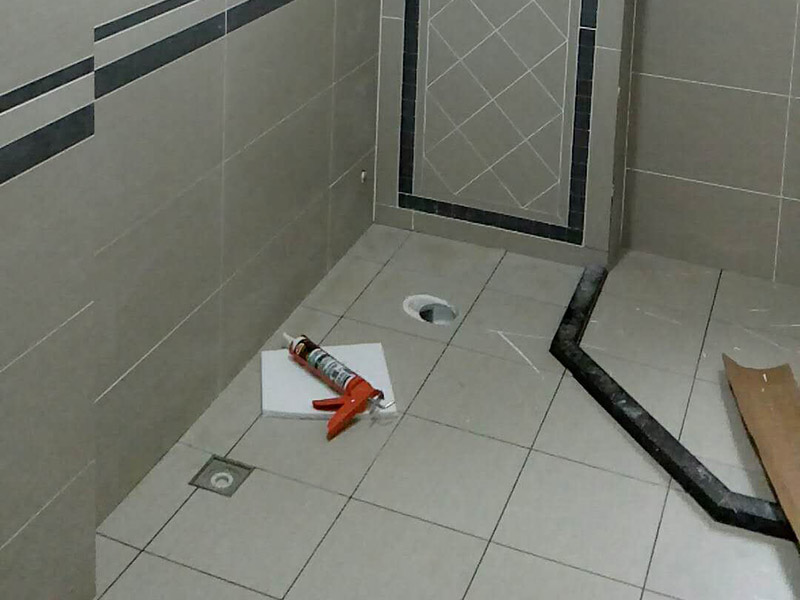 廚衛(wèi)改造裝修：舊廚房的內(nèi)部結(jié)構(gòu)相對要復(fù)雜一些。除了請櫥柜廠家到廚房進(jìn)行丈量外，還要看看各種管道原來的位置是否合適，如不合適需要改動，則會出一份圖紙交給裝修公司，由施工隊(duì)按圖紙進(jìn)行必要的改造。舊廚房改造注意事項(xiàng)2煤氣與管道在舊廚房中的改造需慎重。這兩種管道因一般不讓隨意改動。如果不得不改時(shí)，必須經(jīng)過物業(yè)公司的同意。改動時(shí)，由于專業(yè)性較強(qiáng)，同時(shí)為方便日后的維修，通常由煤氣、公司或物業(yè)公司指定的專業(yè)公司負(fù)責(zé)改動。舊廚房改造注意事項(xiàng)3舊房一般是單路供水，因此在廚房裝修時(shí)，能增加一個(gè)熱水管道。另外，一般家庭衛(wèi)生間比較小，只能把洗衣機(jī)放在廚房中，這就必須再接一個(gè)上水管，同時(shí)增加地面排水管。需要提醒的是，受結(jié)構(gòu)的限制，水路改動只能改上水，不能改下水。