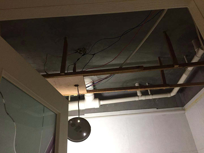 廚房吊頂翻新改造：首先要做的工作就是位置的明確，要確定浴霸安裝在哪里，高度已經(jīng)設定了以后就要準備水平度的確定了，首先要做好角線，然后用哪個螺絲和膠水將角線固定好，尤其是在屋頂轉角的地方，一定要拼貼的整齊，不能夠留下任何的痕跡，否則看起來很影響美觀。 吊頂?shù)拇蚩锥ㄎ灰邶埞谴_定以后，才能夠開始準備用沖擊鉆來打孔，然后按照具體的長度來對打孔的位置進行切割并且進行組裝，要將吊桿螺絲擰緊，然后進行固定，打孔和對角線的設置是可以同步進行的。 龍骨的安裝首先要把固定環(huán)拿下來，固定環(huán)是安裝在吊桿螺絲下面的，然后在安裝的時候，將三角龍骨安裝在主龍骨上面，然后開始進行調節(jié)，這個時候連接位置的螺絲就可以逐漸的緊一緊，確保龍骨的位置是平直的。 在安裝了龍骨以后就可以開始安裝吊頂了，吊頂可以從中間開始安裝也可以從兩邊開始安裝，在安裝電器的時候，首先要將浴霸的固定架安裝在吊頂上面，固定好，然后請專業(yè)人員接線，并且對線路做好保護。