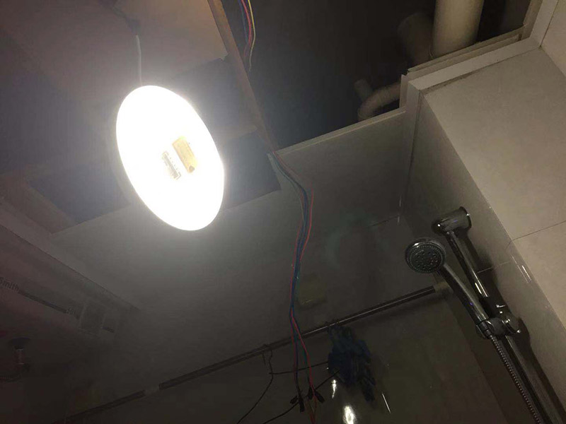 廚房吊頂翻新改造：首先要做的工作就是位置的明確，要確定浴霸安裝在哪里，高度已經(jīng)設定了以后就要準備水平度的確定了，首先要做好角線，然后用哪個螺絲和膠水將角線固定好，尤其是在屋頂轉角的地方，一定要拼貼的整齊，不能夠留下任何的痕跡，否則看起來很影響美觀。 吊頂?shù)拇蚩锥ㄎ灰邶埞谴_定以后，才能夠開始準備用沖擊鉆來打孔，然后按照具體的長度來對打孔的位置進行切割并且進行組裝，要將吊桿螺絲擰緊，然后進行固定，打孔和對角線的設置是可以同步進行的。 龍骨的安裝首先要把固定環(huán)拿下來，固定環(huán)是安裝在吊桿螺絲下面的，然后在安裝的時候，將三角龍骨安裝在主龍骨上面，然后開始進行調節(jié)，這個時候連接位置的螺絲就可以逐漸的緊一緊，確保龍骨的位置是平直的。 在安裝了龍骨以后就可以開始安裝吊頂了，吊頂可以從中間開始安裝也可以從兩邊開始安裝，在安裝電器的時候，首先要將浴霸的固定架安裝在吊頂上面，固定好，然后請專業(yè)人員接線，并且對線路做好保護。